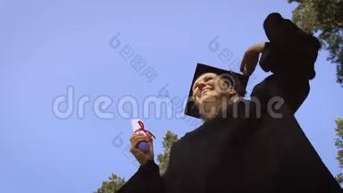 女毕业生在空中挥舞毕业帽